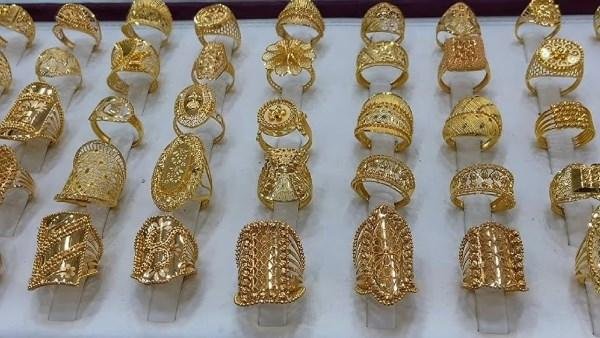 800 جنيه.. انخفاض مستمر في سعر الجنيه الذهب وعيار 21 الآن مفاجأة