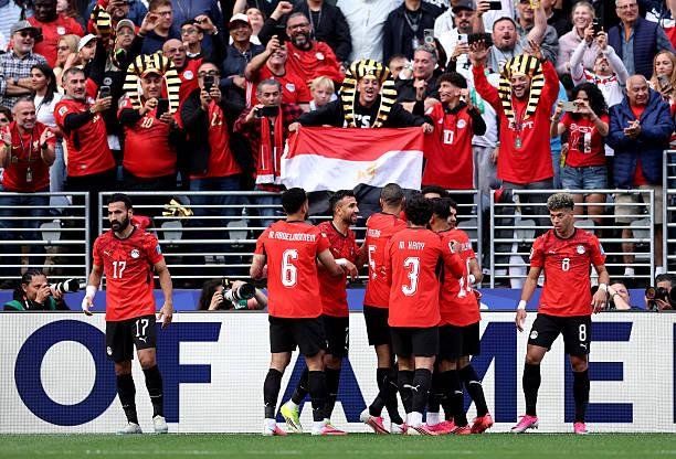 منتخب مصر بالزي الأحمر أمام جنوب أفريقيا في ودية استاد القاهرة