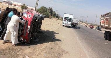 مصرع شخص وإصابة نجله إثر انقلاب سيارة ملاكي بطريق جبل سعد في الفيوم