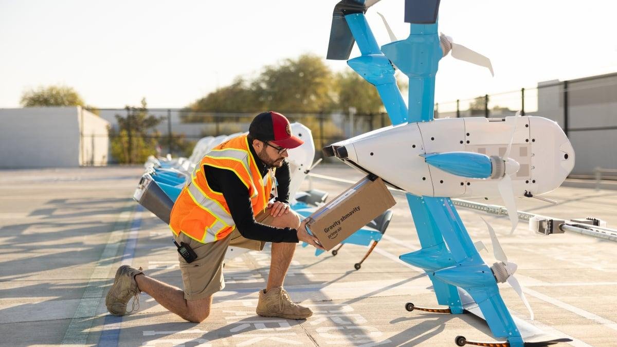 Viral video shows Amazon deliv...