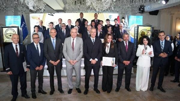 تقديرًا لإسهاماتهم.. وزير الطيران يكرّم نماذج من العاملين بمصر للطيران