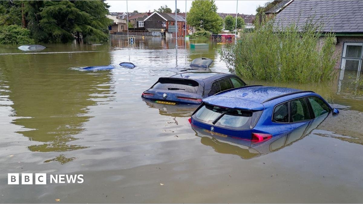 Flash flooding risk as heavy r...