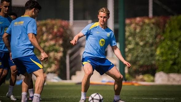 بعد غياب طويل.. دي يونج يعود لتدريبات برشلونة
