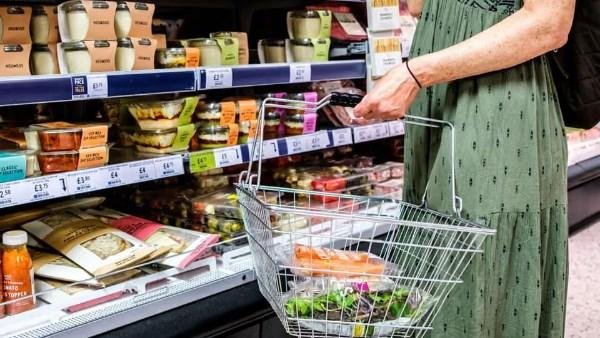 خبير سياسي يحذر من أزمة غذاء وتضخم حاد حال استمرار الحرب الأمريكية الإيرانية