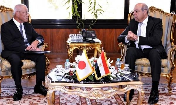وزير الطيران يبحث مع السفير الياباني فرص مشاركة الشركات اليابانية في تطوير المطارات المصرية
