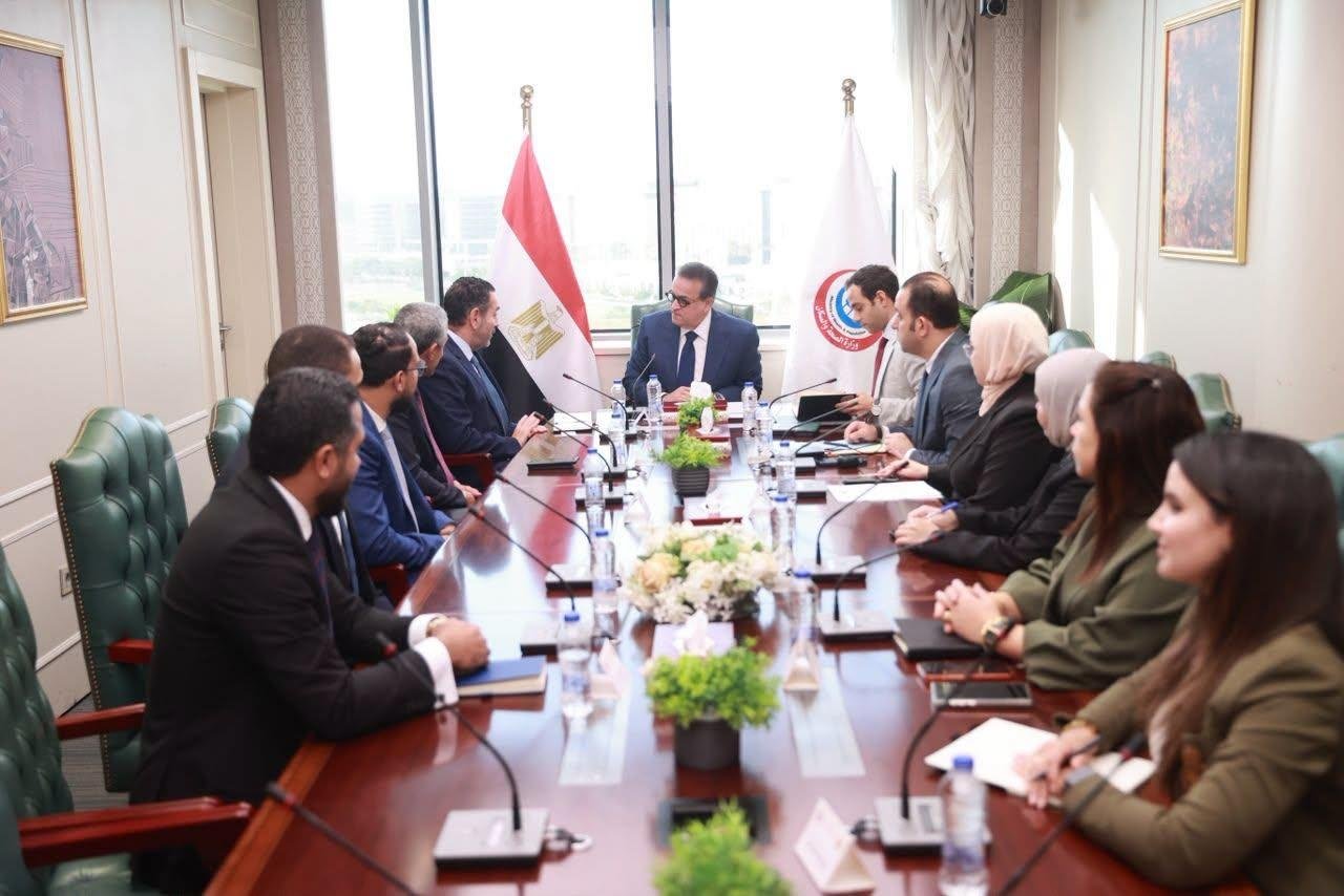 وزير الصحة يستقبل ممثلي شركة ميدترونيك لبحث تعزيز التعاون في الجراحات الروبوتية والتكنولوجيا الطبية المتقدمة