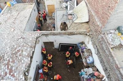 مقتل 21 طفلا ومعلمة إثر انهيار سقف مدرسة خاصة في بيشاور الباكستانية