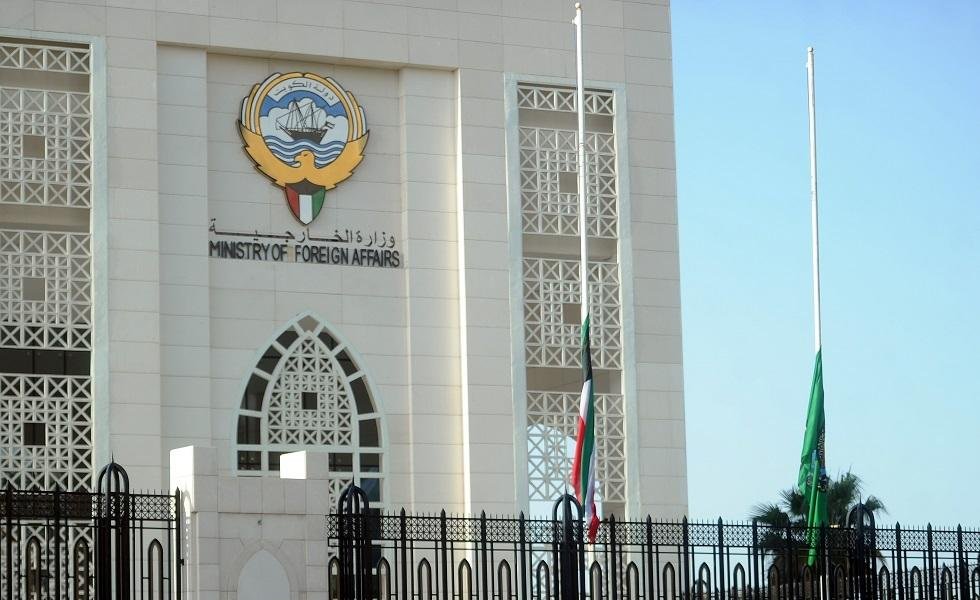 الكويت: استهداف المطارات المدنية والمنشآت الحيوية تصعيد خطير وتهديد يستوجب موقفا حازما