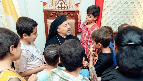 لقاء أبوي بين البطريرك الأنبا إبراهيم إسحق وأطفال إيبارشية القوصية | صور