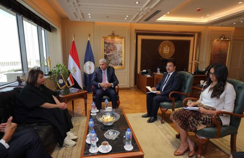وزير السياحة يبحث مع رئيس هيئة الشارقة للمتاحف إقامة معارض أثرية مصرية بالإمارات