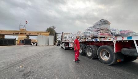 الهلال الأحمر المصري يدفع بخيام وبطاطين ومساعدات إنسانية لدعم الفلسطينيين عبر قافلة زاد العزة الـ292