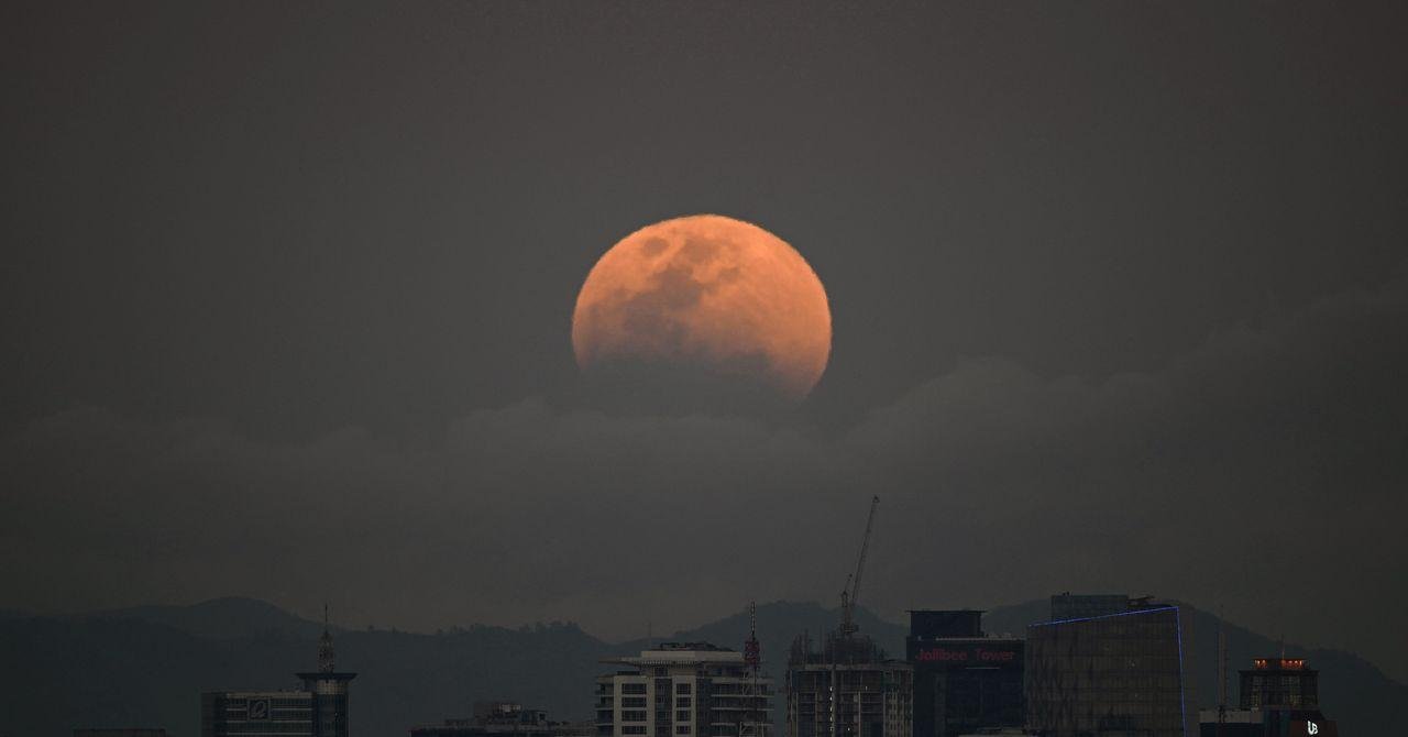 How to See the Partial Lunar E...