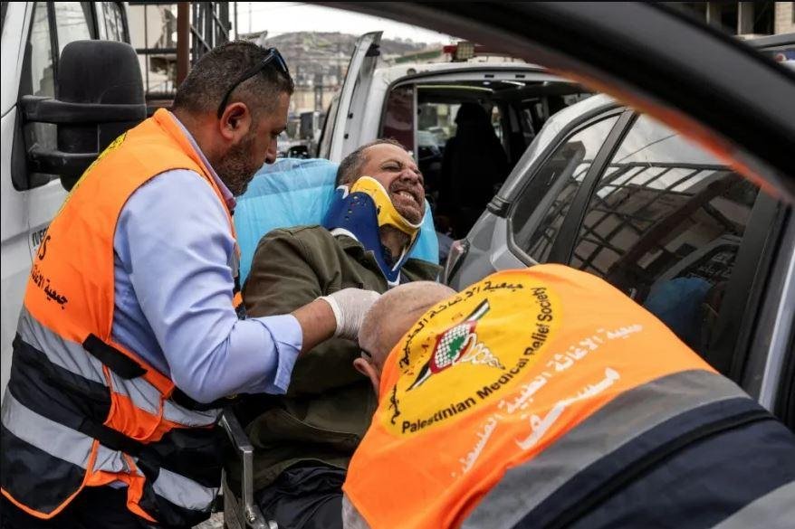 مستوطنون إسرائيليون يعتدون بالضرب على مصوّر لفرانس برس في الضفة الغربية.. والوكالة تندد