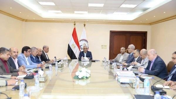 وزير الدولة للإنتاج الحربي يبح...