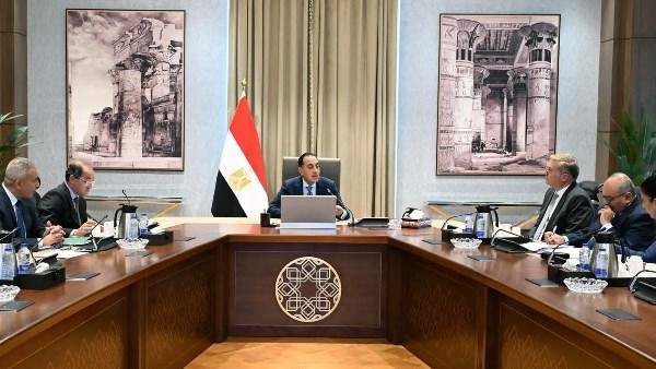 رئيس الوزراء يتابع عدداً من ملفات العمل المشترك بين وزارتي المالية والبترول