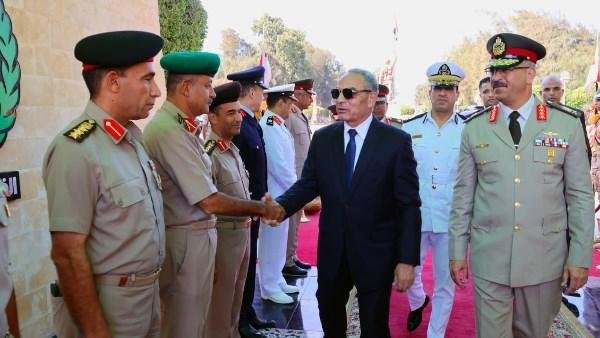 محافظ الإسماعيلية يضع إكليلا من الزهور على النصب التذكاريّ لشهداء الجيش الثاني الميداني