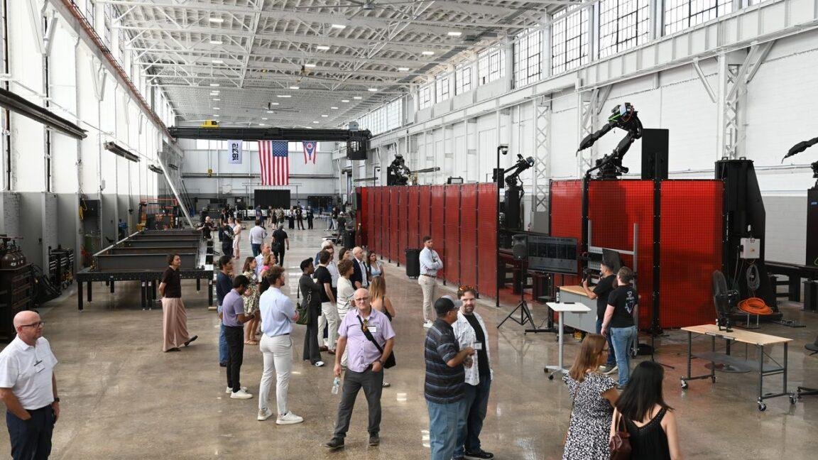 Former SpaceX engineers are bu...