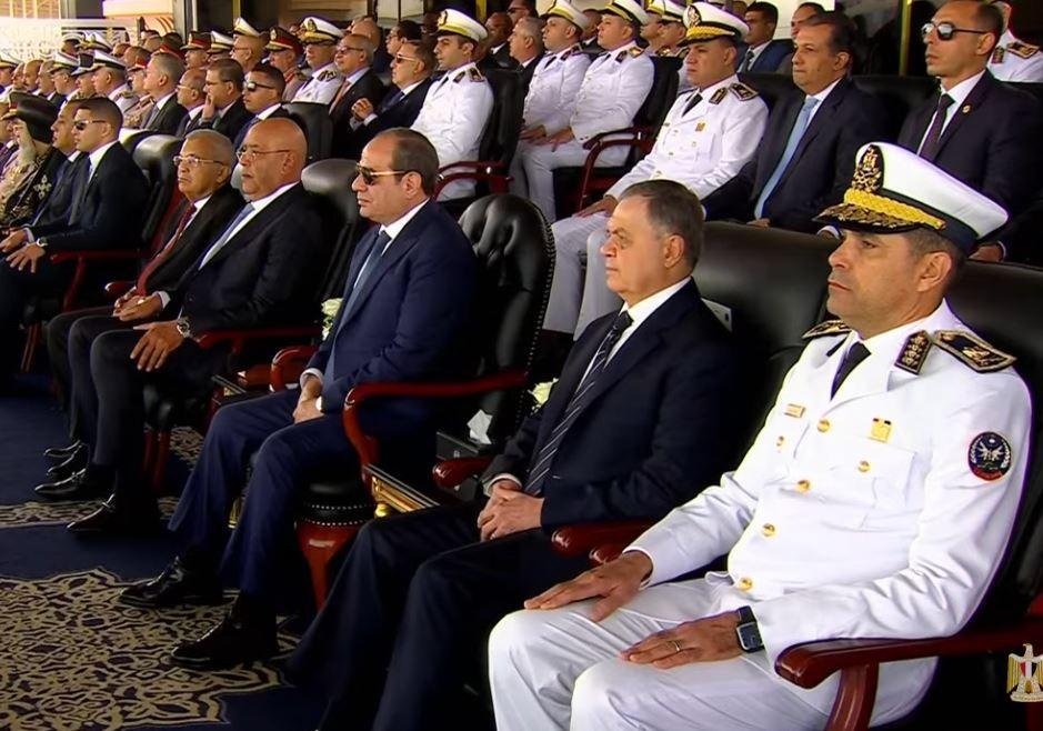 حرس الشرف من طلبة أكاديمية الشرطة يؤدون مراسم التحية العسكرية للرئيس السيسي