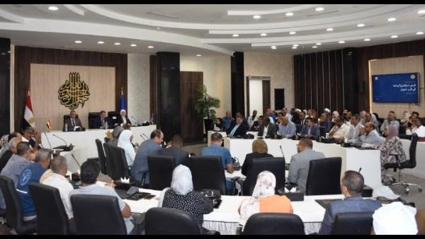 محافظ أسوان يعلن انطلاق فعاليات مبادرة القرية المنتجة لدعم التصنيع المحلي وتمكين أبناء الريف اقتصاديا