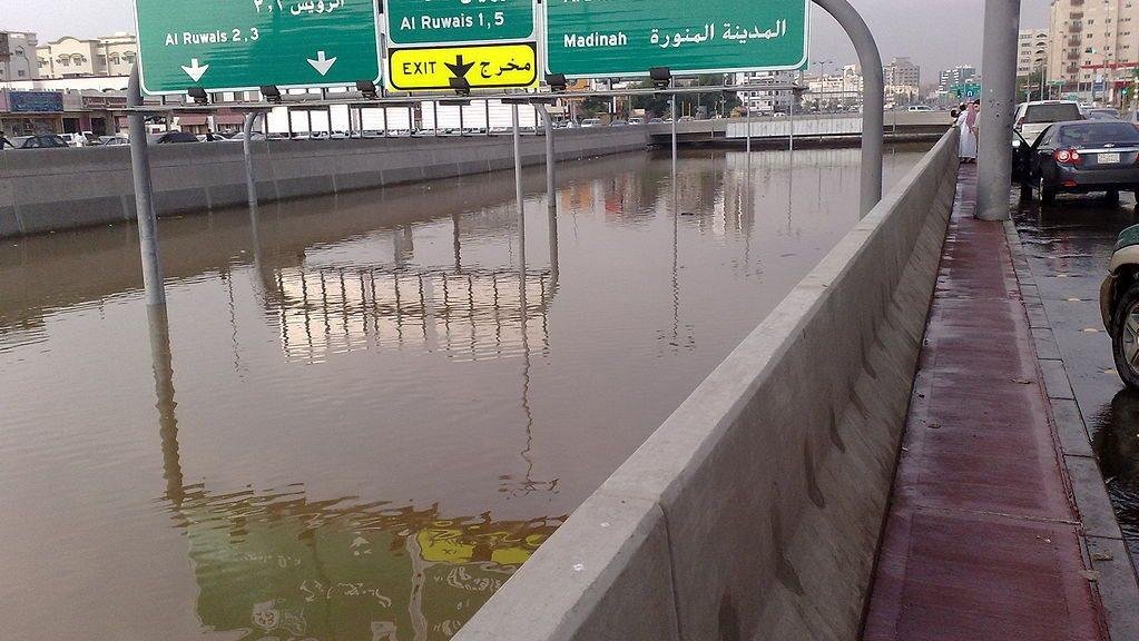 طقس السعودية.. أمطار رعدية غزيرة وسيول تضرب مناطق عدة