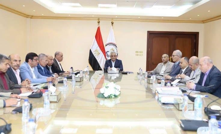 وزير الإنتاج الحربي يبحث مستجد...