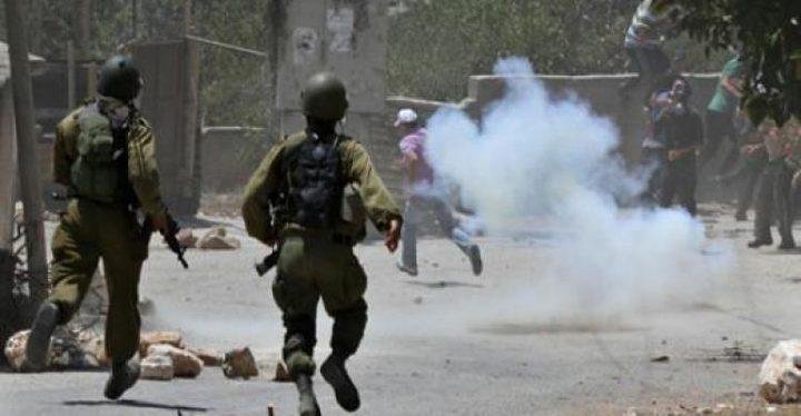 اعتقال 3 فلسطينيين وإصابة آخرين بالاختناق جراء هجوم مستوطنين على مردا