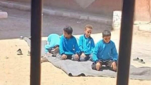 تلاميذ يؤدون صلاة الظهر بفناء مدرسة في سوهاج خلال اليوم الدراسي.. شاهد