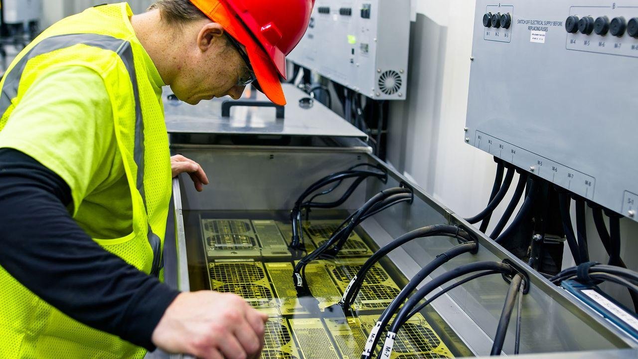 Bitcoin mining data center con...