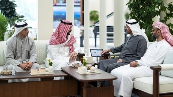رئيس الإمارات يبحث مع وزير الدفاع السعودي تعزيز علاقات التعاون المشتركة
