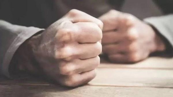ليه بتتضايقي من أبسط كلمة رغم إن يومك كان عادي؟ أسباب نفسية وراء سرعة الانفعال