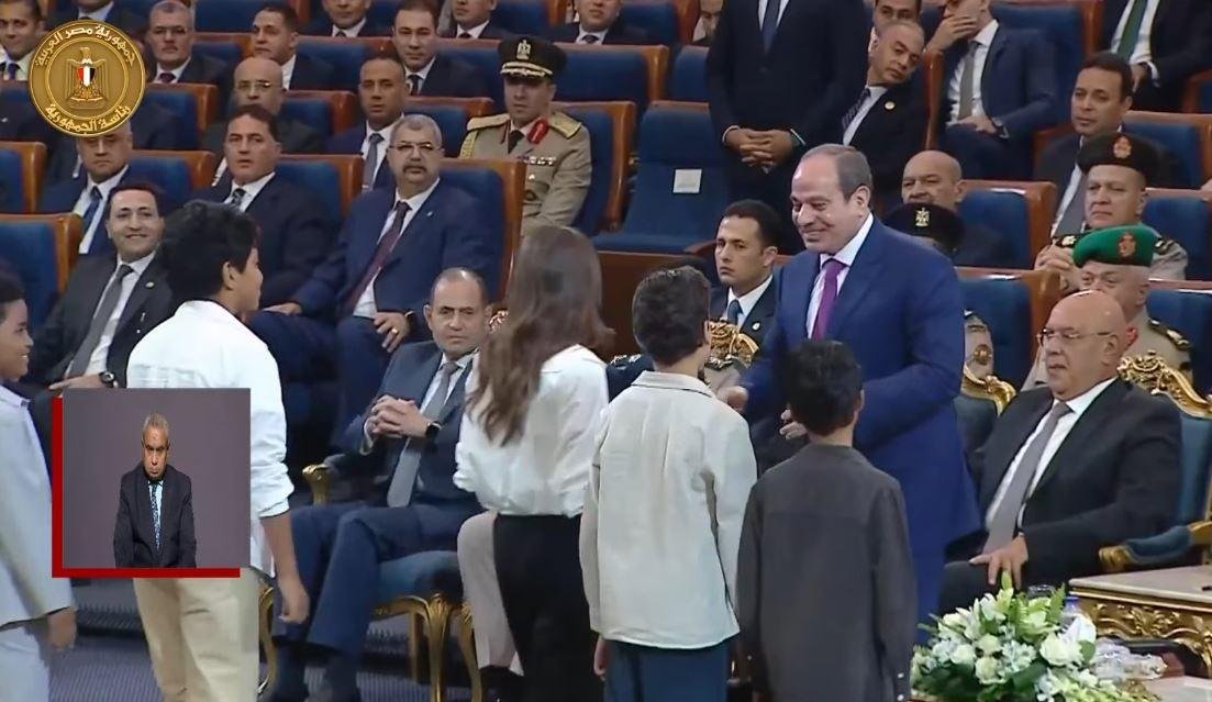 الندوة التثقيفية.. مجموعة من الأطفال يهدون الرئيس السيسي درع تراب الوطن