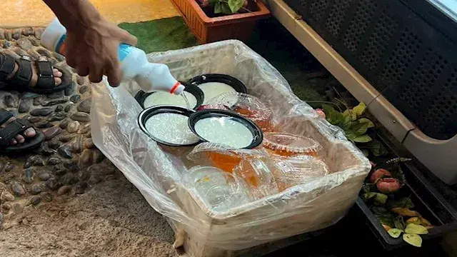 بالصور- ضبط 2.5 طن أغذية ومشرو...