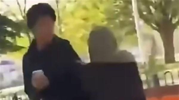 أم مغربية تصفع ابنها وتسحبه من مظاهرة طلابية بفرنسا.. فيديو يشعل مواقع التواصل