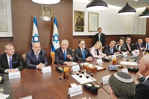 نتنياهو يجتمع بوزرائه سرا تحت الأرض ويتوعد غزة باغتيالات جديدة