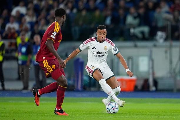 لونين يعوض كورتوا ومبابي يقود هجوم ريال مدريد أمام برشلونة في الكلاسيكو
