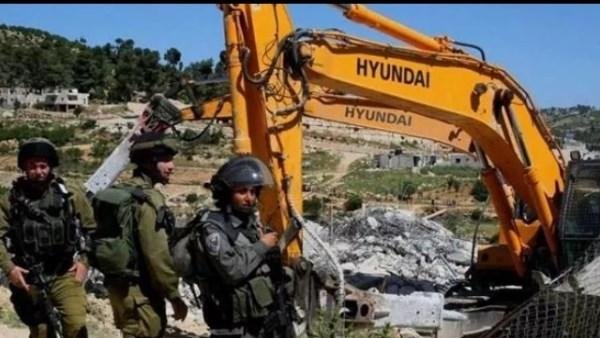 قوات الاحتلال تنفذ عمليات هدم قرب مخيم قلنديا شمال القدس