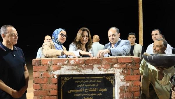 وزيرة التنمية المحلية ومحافظ الوادي الجديد يضعان حجر الأساس لمجمع التمور بالداخلة