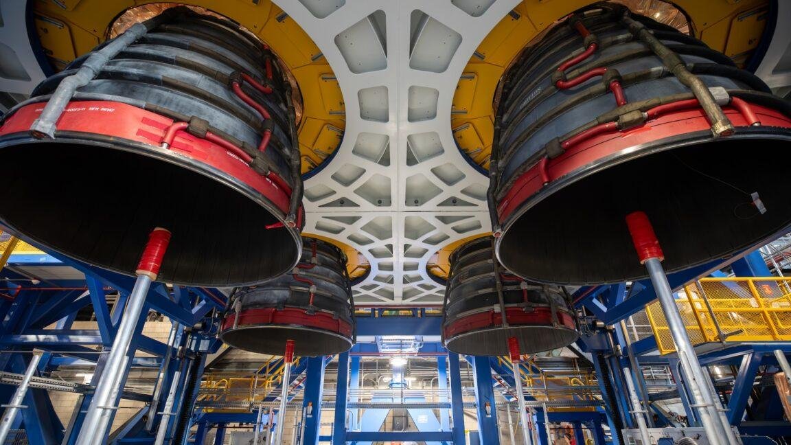 Rocket Report: Engines install...