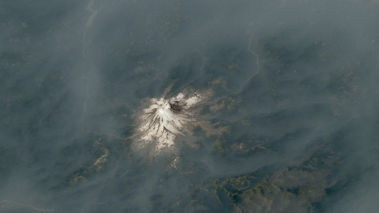 Wildfire smoke blankets volcan...