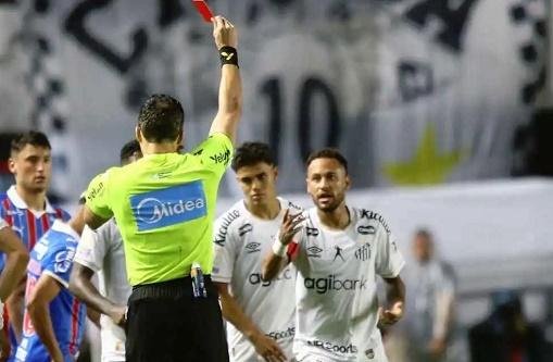 نيمار يتعرض للطرد بسبب «قانون فينيسيوس».. ويدافع عن نفسه