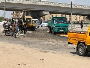 إزالة آثار انقلاب سيارة محملة...