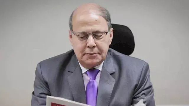ليس نصًا إلهيًا.. عبدالحليم قنديل: الدستور عقد اجتماعي يحتاج حماية دائمة