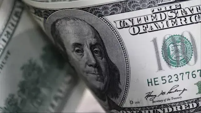 الدولار يهبط إلى أدنى مستوى في...
