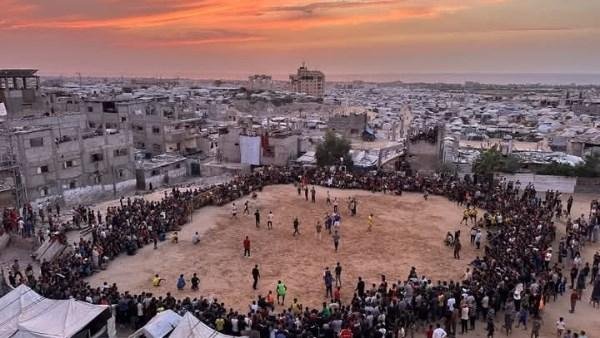 وسط الركام وخيام النازحين.. مباراة كرة قدم تعيد الإبتسامة للفلسطينيين