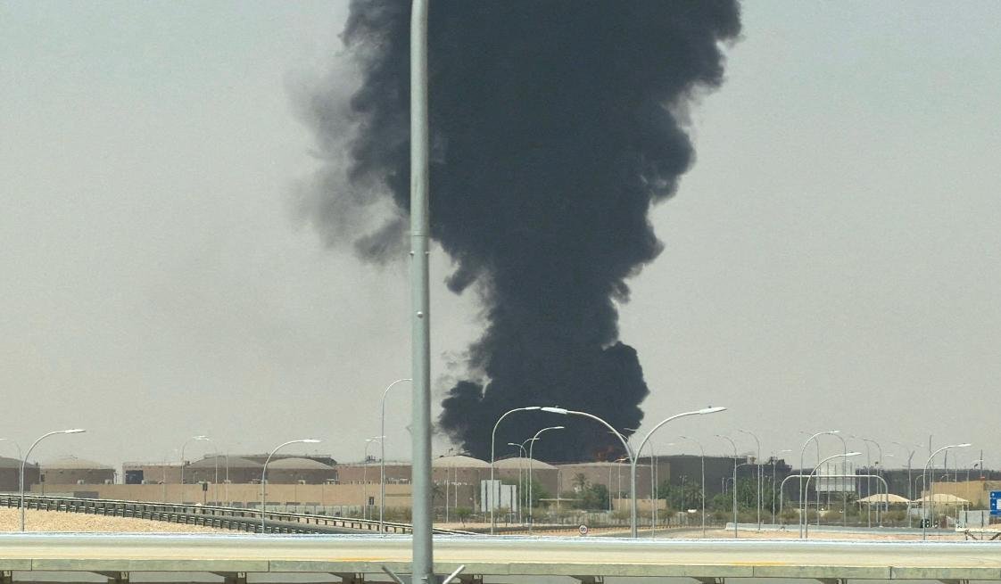 الحوثيون يهددون بمواصلة استهداف المطارات والمنشآت النفطية في السعودية