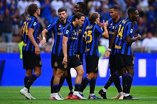 تورام يقود هجوم إنتر ميلان أمام فيورنتينا في الدوري الإيطالي