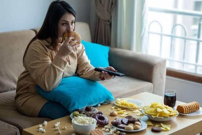 الأكل العاطفي وزيادة الوزن.. كيف تقهر شهية الشتاء بالأطعمة الدافئة؟