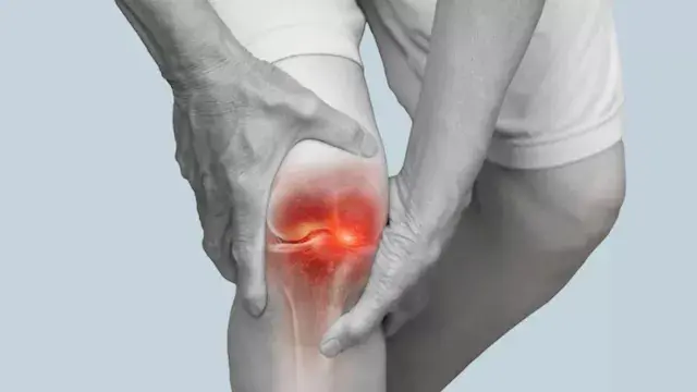 طريقة بسيطة قد تساعدك على تخفيف ألم الركبة دون أدوية