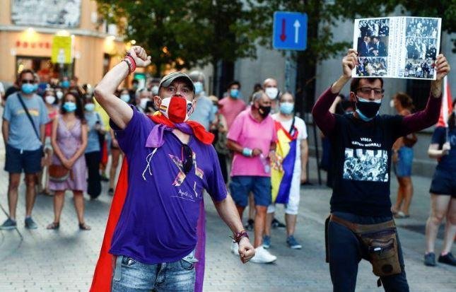 اعتقال نحو 100 شخص بعد تحول احتجاجات برشلونة إلى أعمال عنف