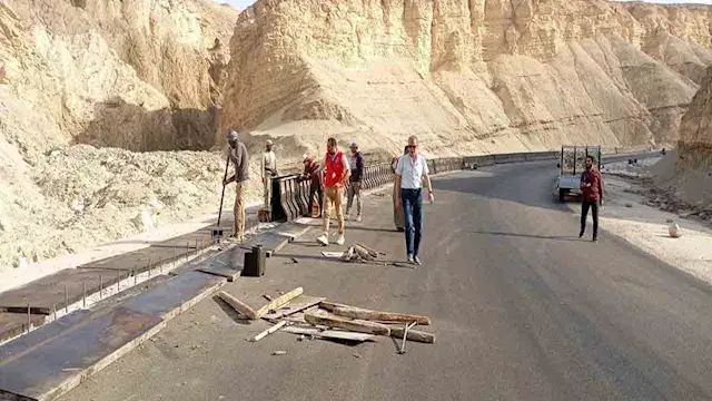 سقوط عمود إنارة على طريق وادي تال بمدينة أبوزنيمة فى جنوب سيناء